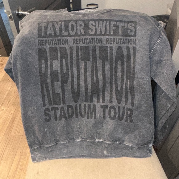 Taylor Swift Official  - Reputation stadium tour crew Stonewashed Tour pull over - Picture 6 of 9